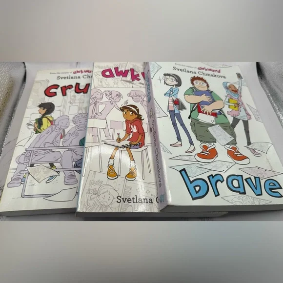 3 Svetlana Chmakova Books - Awkward, Crush and brave - Picture 1 of 6